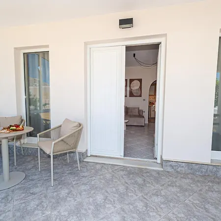 Alexandra Santorini بيريسا